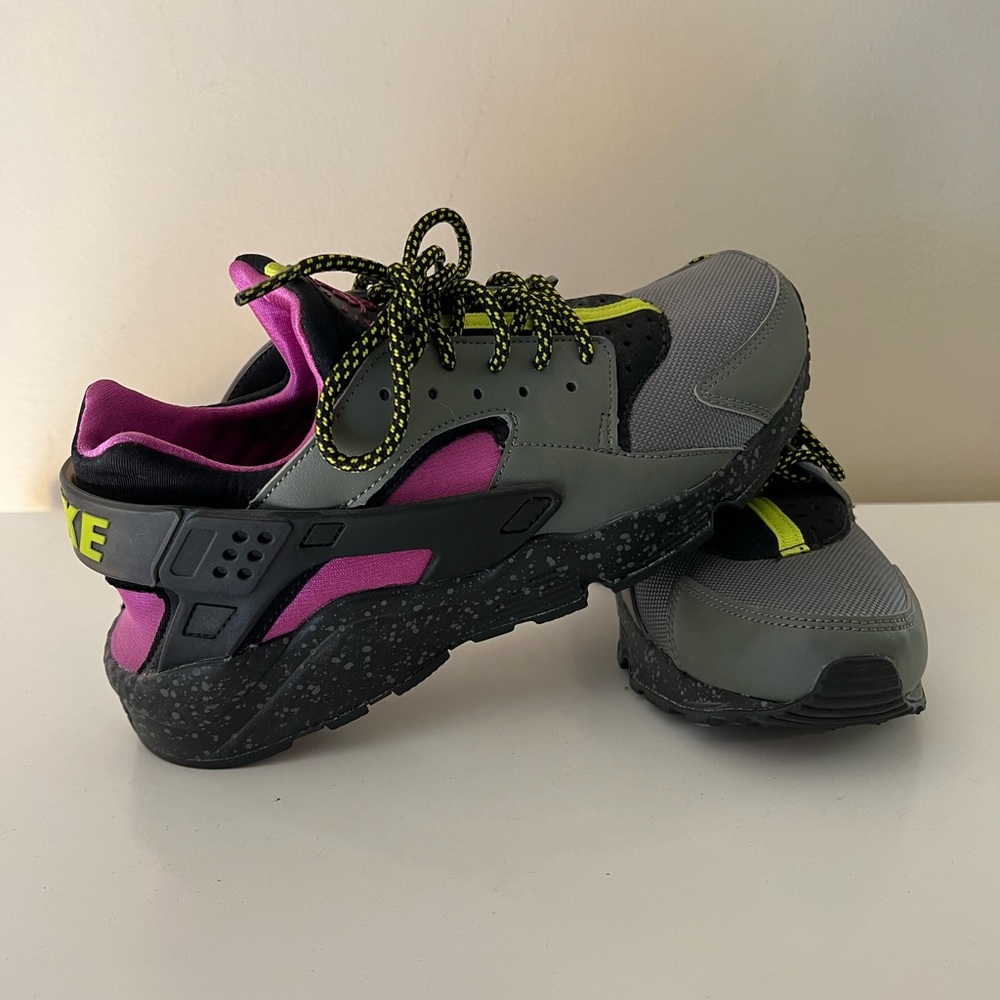 Like-new Nike Air Huarache sneakers